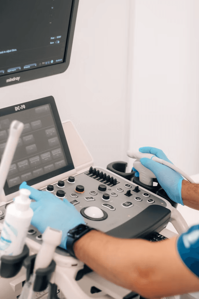 Technicien utilisant un échographe en cabinet médical